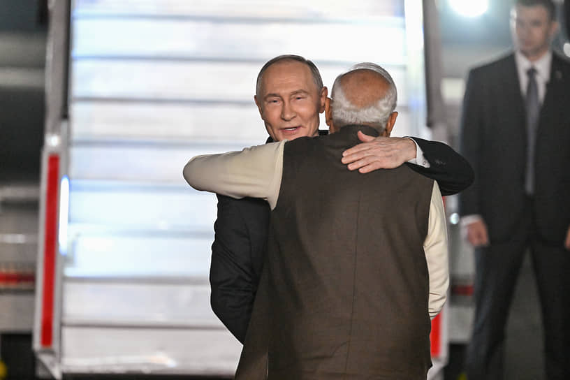 Премьер-министр Индии Нарендра Моди поприветствовал президента России Владимира Путина у трапа самолета на авиабазе Палам