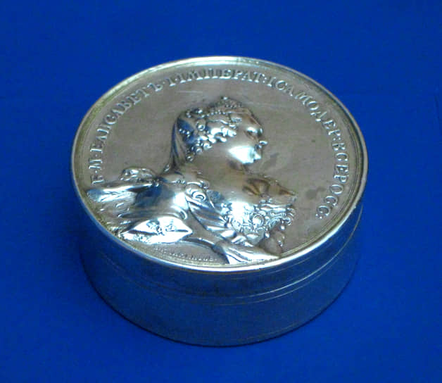 Табакерка c медалью с изображением императрицы Елизаветы Петровны, вторая половина XVIII века
