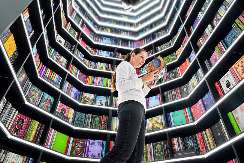 Посетительница международной яркарки интеллектуальной литературы «non/fictioN27» в Гостином дворе