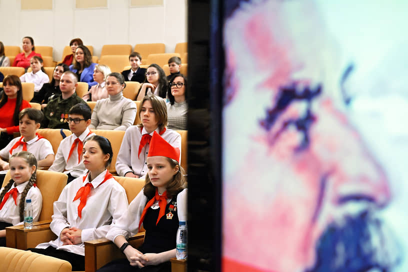 Участники заседания «круглого стола» на тему: «Конституция — основа национального суверенитета и обороноспособности Отечества» в Госдуме