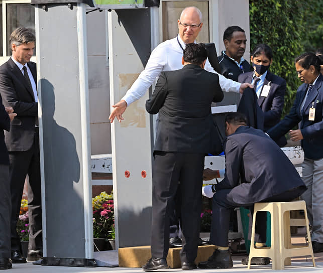 Гендиректор РФПИ, спецпредставитель президента России по инвестиционно-экономическому сотрудничеству с зарубежными странами Кирилл Дмитриев (в центре) проходит проверку перед началом российско-индийских переговоров в Президентском дворце в Нью-Дели