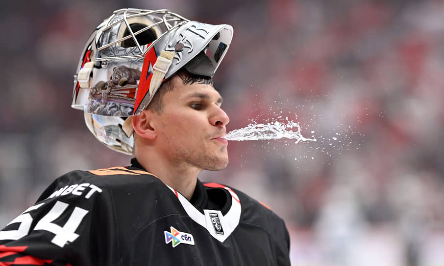 Вратарь команды «Авангард» Никита Серебряков во время матча КХЛ против «Сочи» 