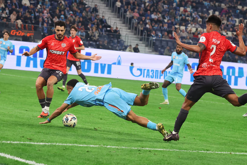 Матч между командами «Зенит» (Санкт-Петербург) и «Акрон» (Тольятти)