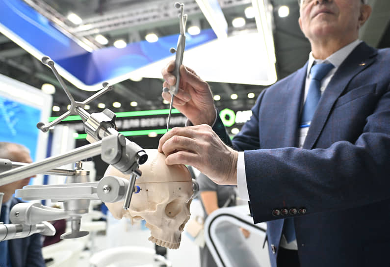 Стенд компании «Алмаз-Антей». Медицинская навигационная оптическая система для планирования и контроля проведения операций в нейрохирургии