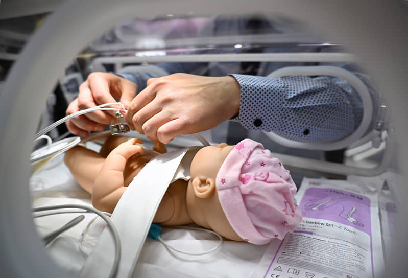 В «Российской неделе здравоохранения-2025» принимают участие свыше 900 компаний из 11 стран — Индии, Ирана, Италии, Казахстана, Китая, Ливана и других&lt;br>
На фото: транспортная система для новорожденных