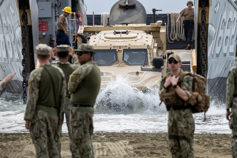 Бронемашина Корпуса морской пехоты США выезжает на пляж с десантного катера ВМС