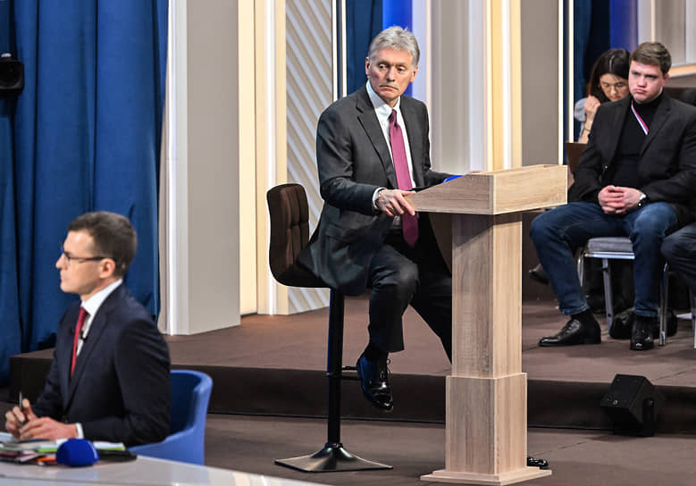 Пресс-секретарь президента Дмитрий Песков (в центре) 