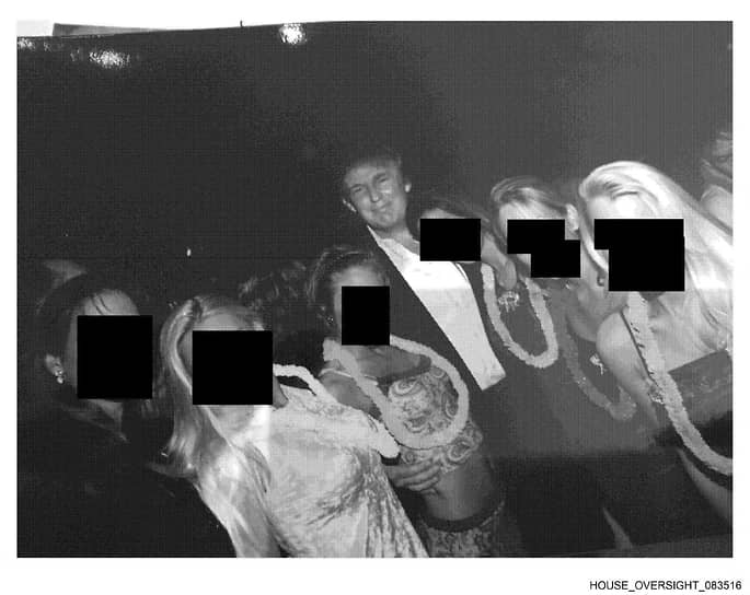 Дональд Трамп в компании женщин