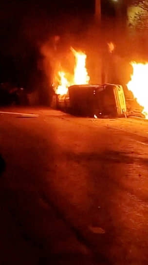 Подожженная протестующими машина в Азне