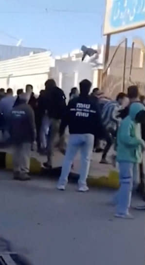 Протестующие пытаются силой открыть ворота в Фасе