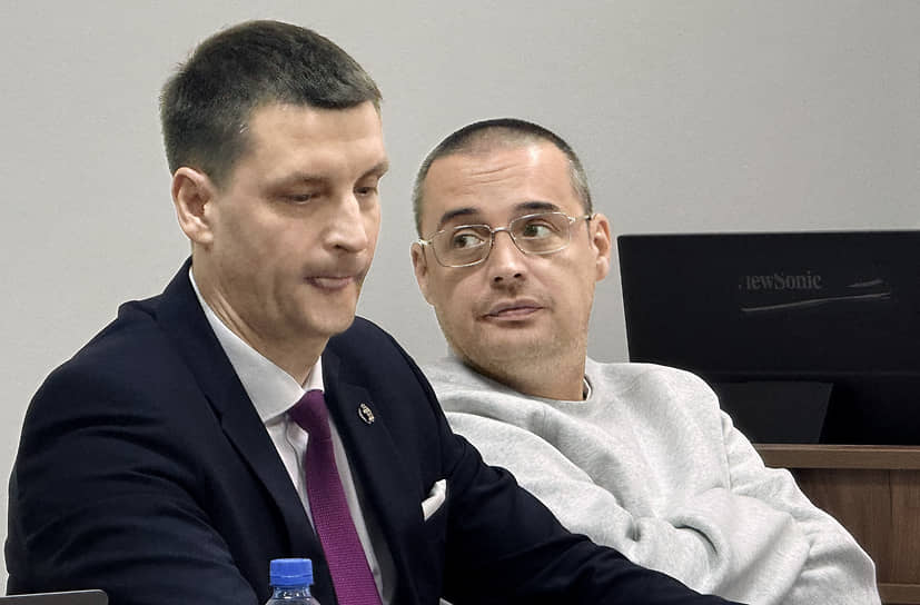 Рэпер Алексей Долматов (Гуф) (справа) в зале суда