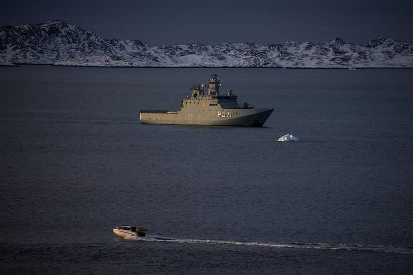 Датский военный патрульный корабль P572 HDMS Lauge Koch у побережья гренландского города Нуука
