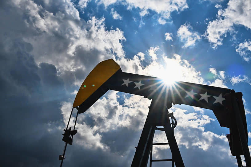 Нефтяной станок-качалка цветов государственного флага Венесуэлы 