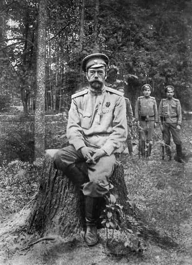 Николай II впервые увидел Распутина в непростом для России 1905 году, а в последний – за три месяца до отречения (фото 1917 года) 