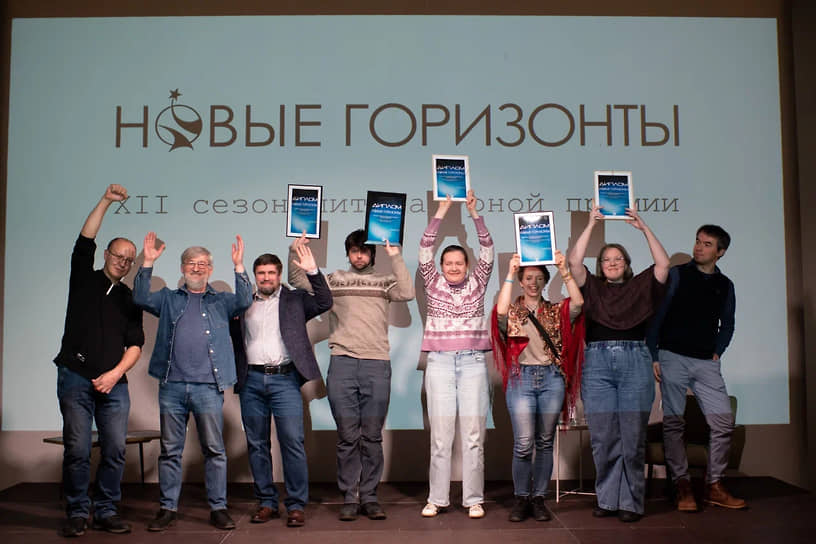 Премии вручены, всем можно выдохнуть (слева направо: критик, сооснователь премии Василий Владимирский, главный редактор «Нового мира», председатель жюри премии Андрей Василевский, критик, сооснователь премии Сергей Шикарев, писатель Алексей Конаков, писатель Мария Чепурина (Марципана Конфитюр), писатель Анна Лунёва, писатель Наталия Колмакова, критик, член жюри Роман Файницкий)