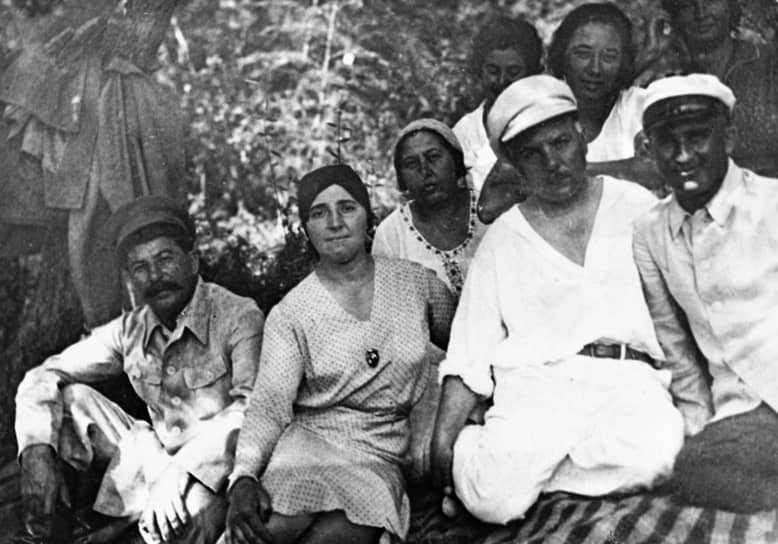 Слева направо: Иосиф Сталин с женой Надеждой Аллилуевой, Климент Ворошилов и его супруга Екатерина во время отдыха в Сочи в 1932 году