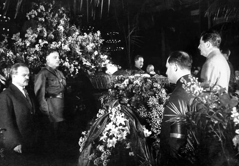 Почетный караул у гроба Валериана Куйбышева. Слева направо: Вячеслав Молотов, Климент Ворошилов, Лазарь Каганович и Иосиф Сталин, 1935 год