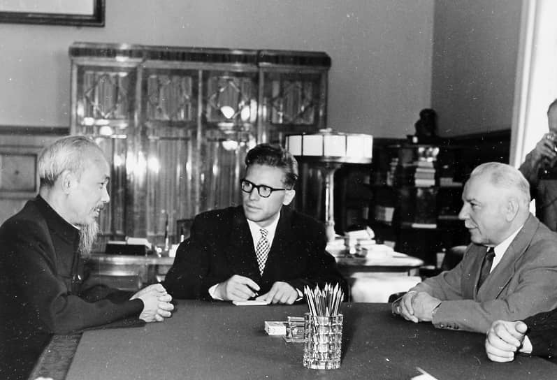 Климент Ворошилов и президент Вьетнама Хо Ши Мин в 1950-е годы. В этот период Ворошилов занимал пост председателя президиума Верховного Совета СССР и представлял страну на международной арене