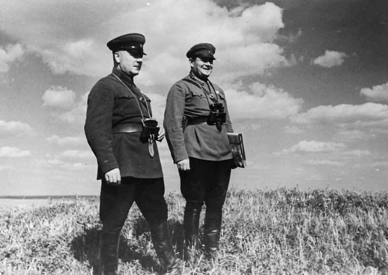Климент Ворошилов на Киевских военных маневрах в 1930-е годы вместе со своим помощником, командиром 34-го стрелкового корпуса Северо-Кавказского военного округа Рафаилом Хмельницким
