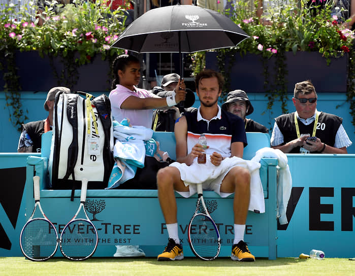 В полуфинале против Жиля Симона на турнире Queen’s Club в Лондоне, 2019 год 