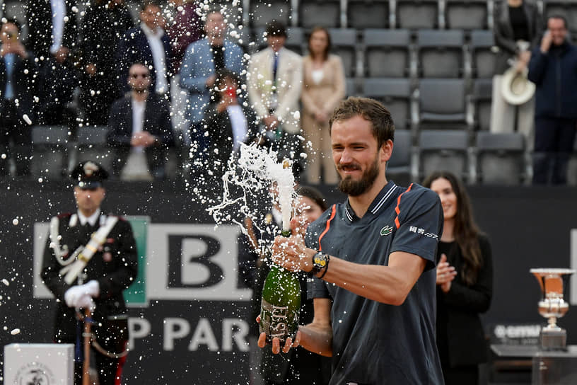 На награждении после победы над Хольгером Руне в финале турнира серии Masters в Риме, 2023 год. Победа в турнире на грунте показал универсальность Даниила Медведева как теннисиста 