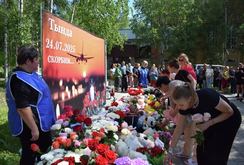 Стихийный мемориал в память о жертвах крушения самолета Ан-24 в Тынде 