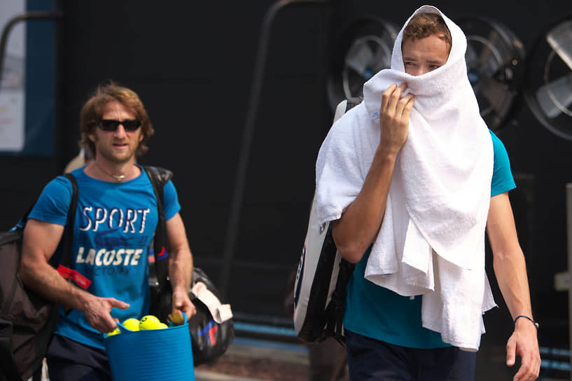 Со своим тренером Жилем Серварой на разминке перед Australian Open в Мельбурне, 2020 год 