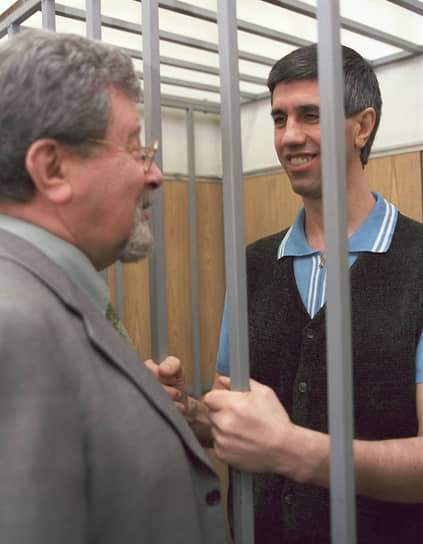 С бывшим главой Красноярского алюминиевого завода Анатолием Быковым на слушаниях по уголовному делу последнего в Мещанском суде, 2001 год