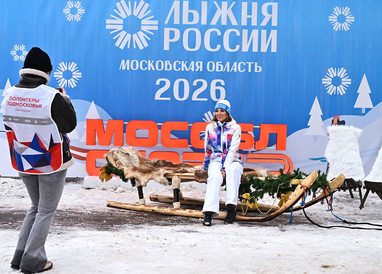 Лыжники могли принять участие в дистанции на 10 км для взрослых любителей и профессионалов, а также в костюмированном забеге на 1 км для всех желающих