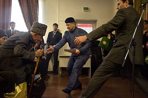 Рамзан Кадыров поздравляет старейшин