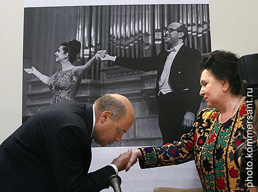 Да не оскудеет рука передающего. Михаил Швыдкой благодарит Галину Вишневскую за то, что 18 сентября перед лондонским аукционом Sotheby`s предприниматель Алишер Усманов купил, подарил государству и передал в Константиновский дворец всю коллекцию русского искусства, собранную Мстиславом Ростроповичем и его супругой