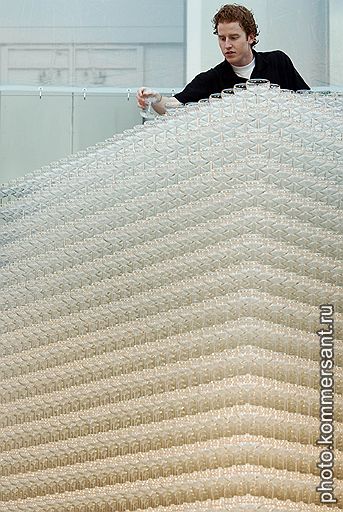 25.01.2008 В Бельгии пытаются установить новый рекорд &quot;Наибольшего фонтана из шампанского&quot;. 7-метровая пирамида будет состоять из 43 тыс. бокалов и весить 8 750 кг
