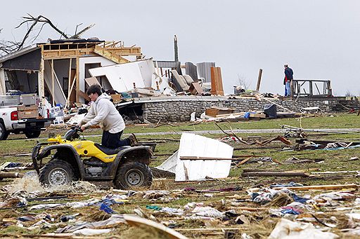 06.02.2008 В США по пяти штатам пронеслась серия торнадо. В результате погибли, по крайней мере, 55 человек, более ста получили ранения