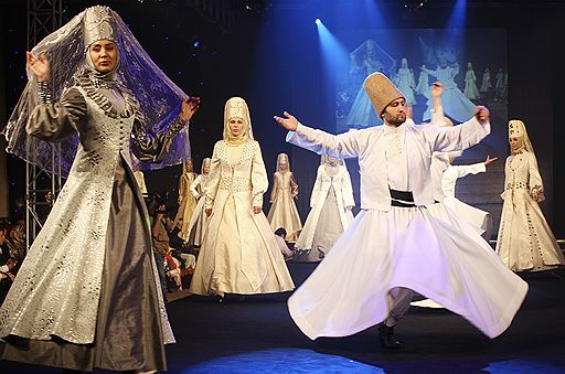 21.04.08 В Турции прошел показ моделей одежды сезона весна-лето 2008 Исламкого дома моды. Демонстрация исламских моделей не похожа на европейские дефиле