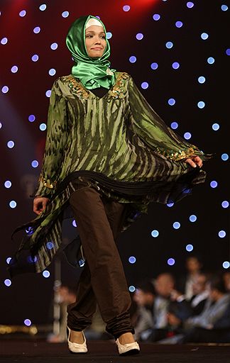 21.04.08 В Турции прошел показ моделей одежды сезона весна-лето 2008 Исламкого дома моды. Демонстрация исламских моделей не похожа на европейские дефиле