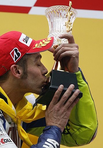 04.05.2008 Итальянец Валентино Росси одержал победу в 4-м этапе Международного чемпионата по шоссейно-кольцевым мотогонкам Мото GP – &quot;Гран-при Китая&quot;