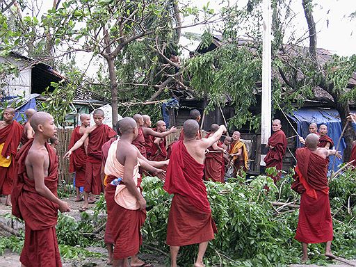 06.05.08 В результате обрушившегося на Мьянму тропического урагана Наргиз число погибших превысило 15 тыс., а общее количество пострадавших составляет порядка 2 млн человек