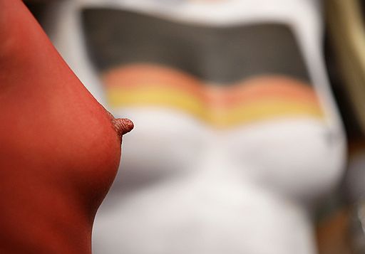 15.06.2008 В Австрии представительницы прекрасного пола придумали, как отвлечь мужчин от просмотра Евро-2008. Они сыграли топлесс на одном из пляжей. Спортивная форма была нарисована на их телах 