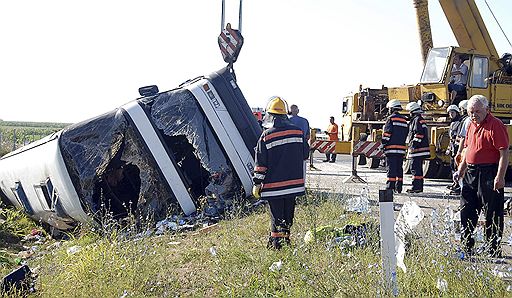 11.07.2008 В Сербии перевернулся туристический автобус со школьниками. Пятеро подростков погибли, более 40 госпитализированы