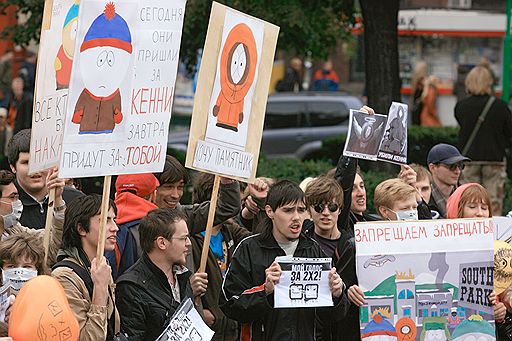 22.09.2008 В Москве в Новопушкинском сквере  около 700 человек собрались для участия в акции в защиту телеканала &quot;2х2&quot;