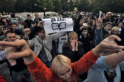 22.09.2008 В Москве в Новопушкинском сквере  около 700 человек собрались для участия в акции в защиту телеканала &quot;2х2&quot;