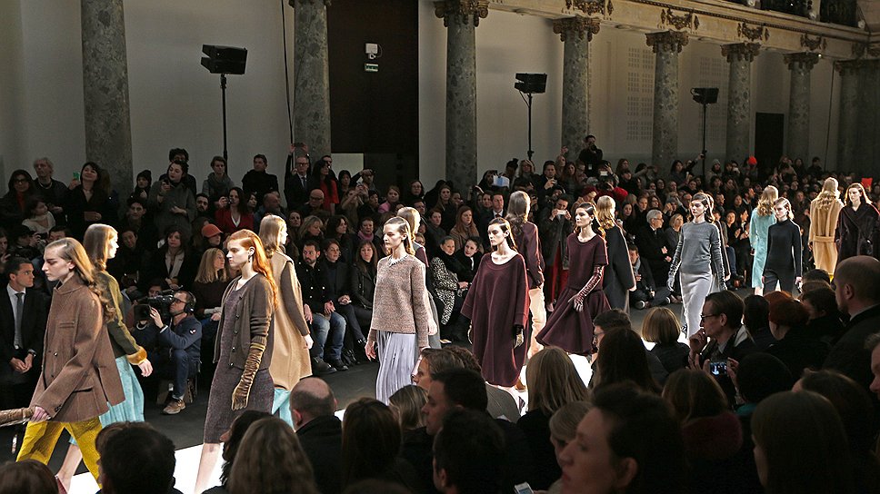 В Париже проходит неделя моды, которая является самой авторитетной в fashion-индустрии. В рамках мероприятия коллекции представляют ведущие модельеры и дома моды