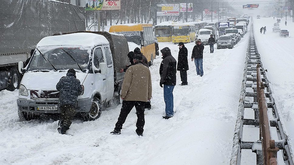 В Киеве объявлен режим ЧС из-за сильного снегопада. За сутки выпало более 40 млн тонн снега — рекордное количество за последние 100 лет