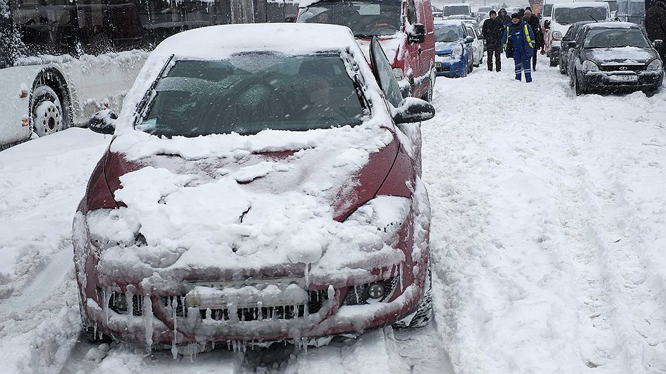 В Киеве объявлен режим ЧС из-за сильного снегопада. За сутки выпало более 40 млн тонн снега — рекордное количество за последние 100 лет