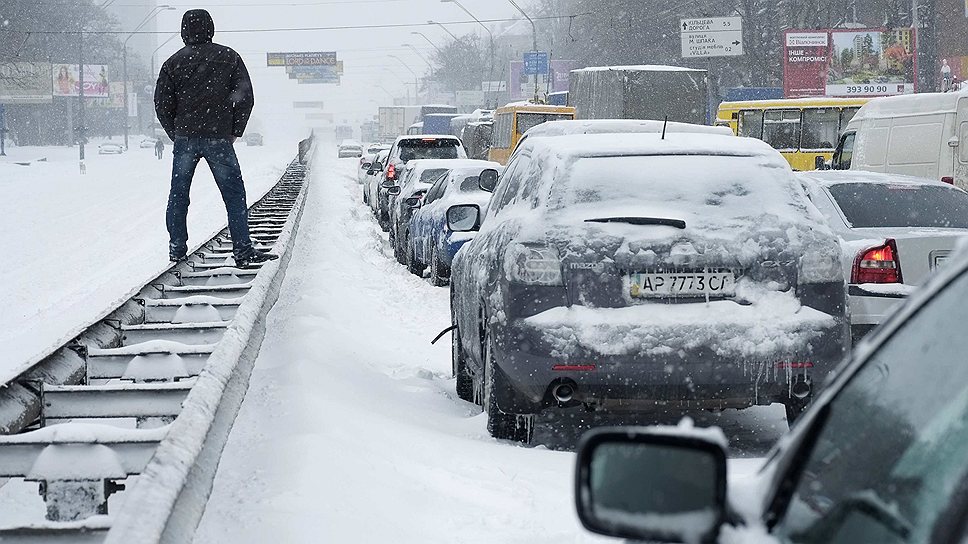 В Киеве объявлен режим ЧС из-за сильного снегопада. За сутки выпало более 40 млн тонн снега — рекордное количество за последние 100 лет