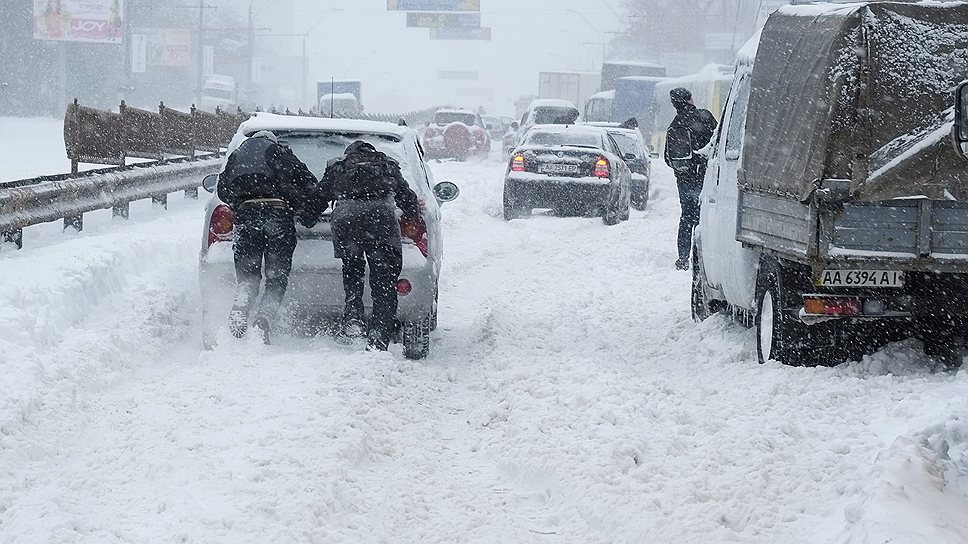 В Киеве объявлен режим ЧС из-за сильного снегопада. За сутки выпало более 40 млн тонн снега — рекордное количество за последние 100 лет