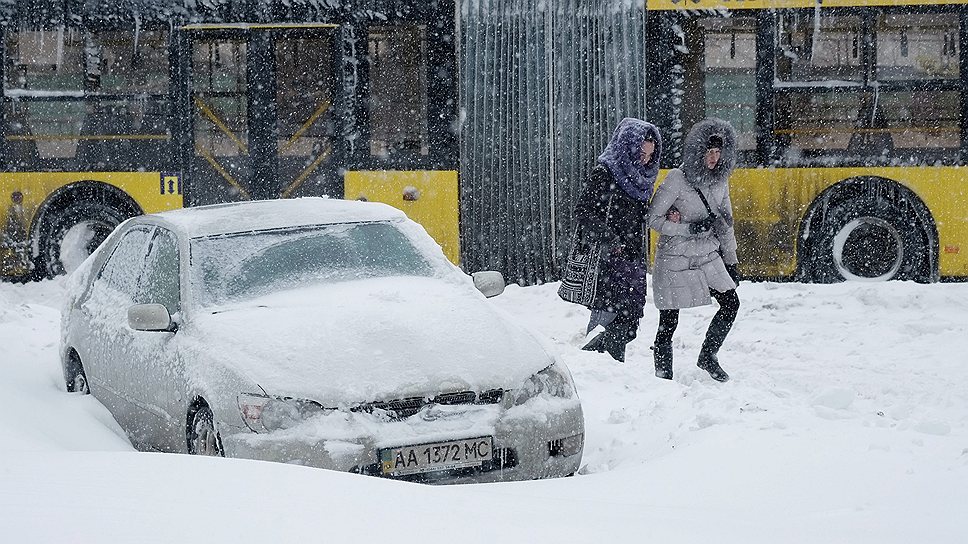 В Киеве объявлен режим ЧС из-за сильного снегопада. За сутки выпало более 40 млн тонн снега — рекордное количество за последние 100 лет