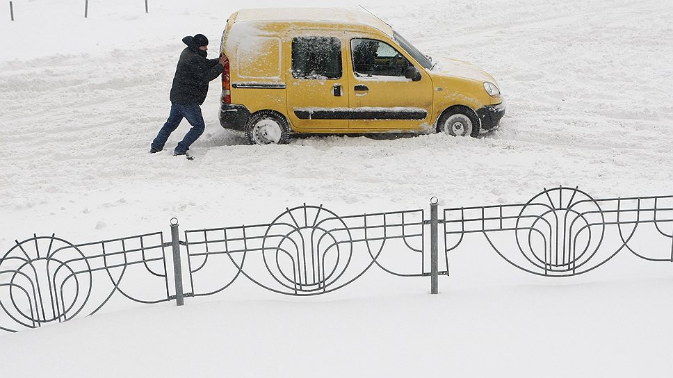 В Киеве объявлен режим ЧС из-за сильного снегопада. За сутки выпало более 40 млн тонн снега — рекордное количество за последние 100 лет