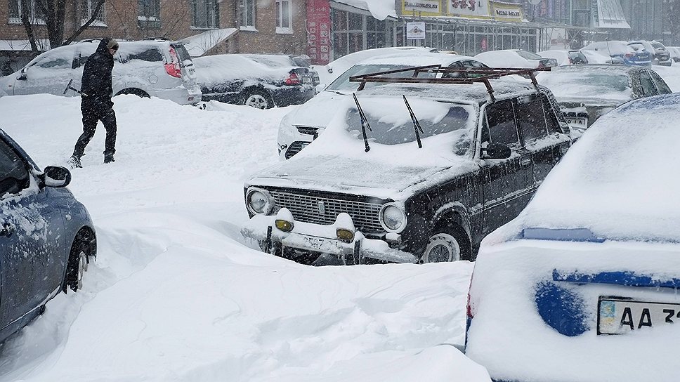 В Киеве объявлен режим ЧС из-за сильного снегопада. За сутки выпало более 40 млн тонн снега — рекордное количество за последние 100 лет