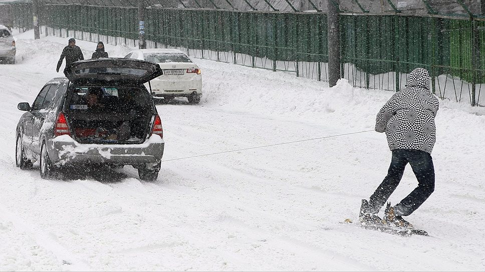 В Киеве объявлен режим ЧС из-за сильного снегопада. За сутки выпало более 40 млн тонн снега — рекордное количество за последние 100 лет